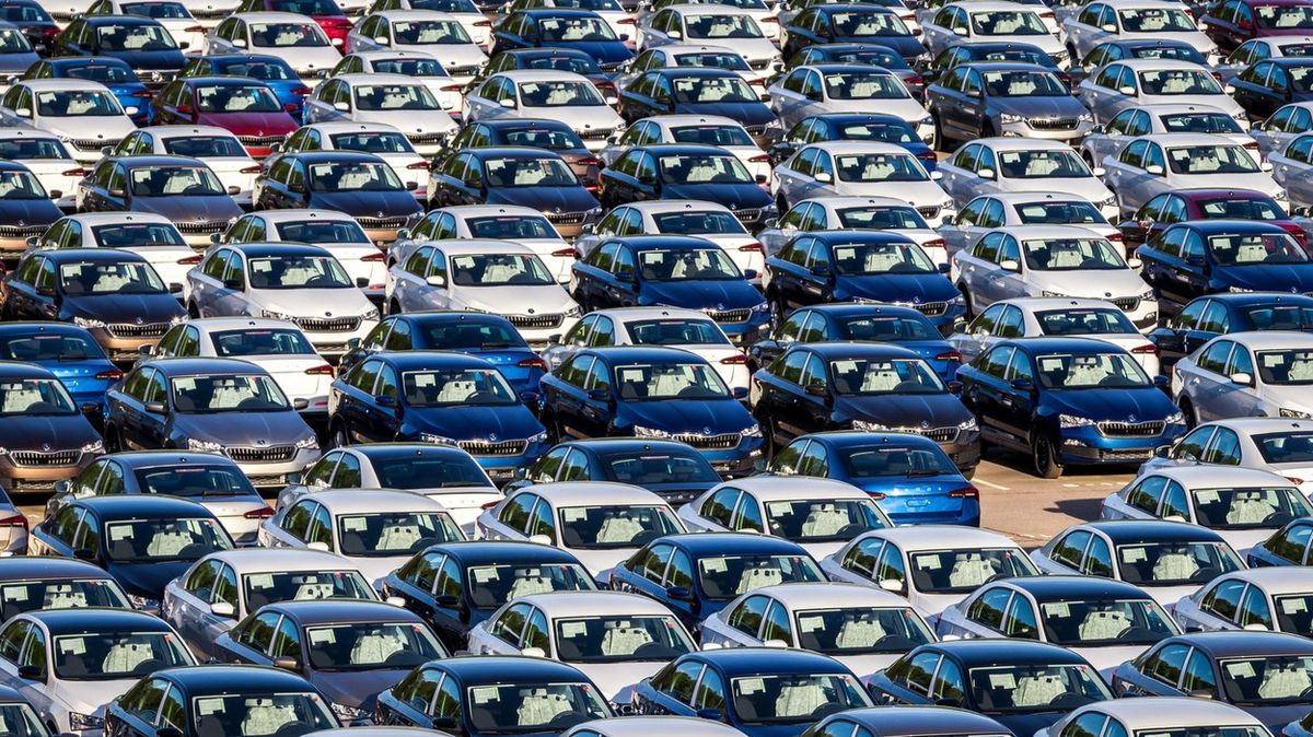Prodej nových aut v Rusku klesl o víc než 60 procent